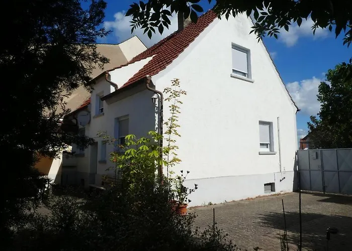 Gemuetliches Haeuschen Mit Innenhof - Longstay דירה